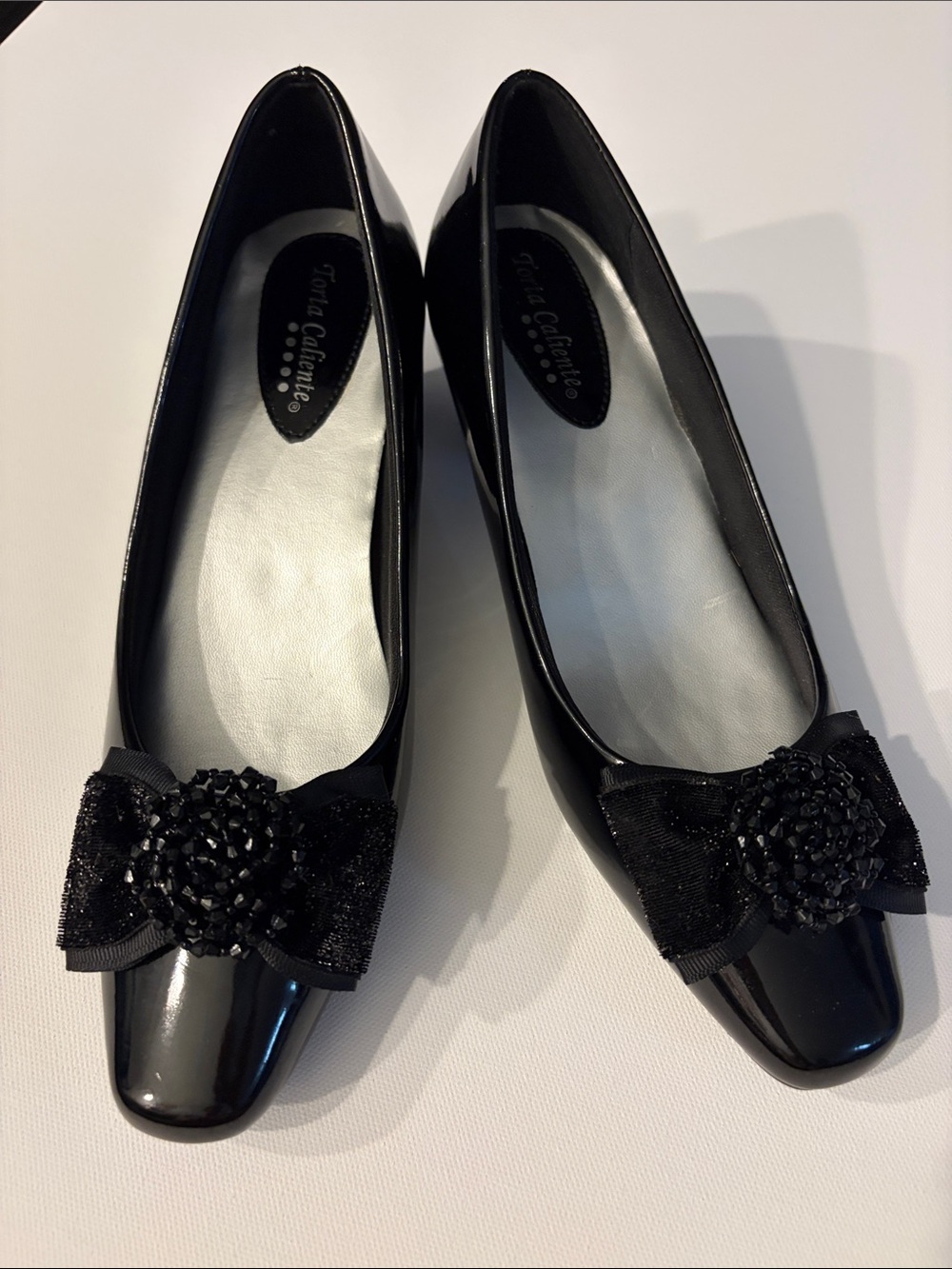 TORTA CALIENTE BLACK PATENT PUMPS BEADED ROSETTE BOW LOW HEEL SIZE 7.5